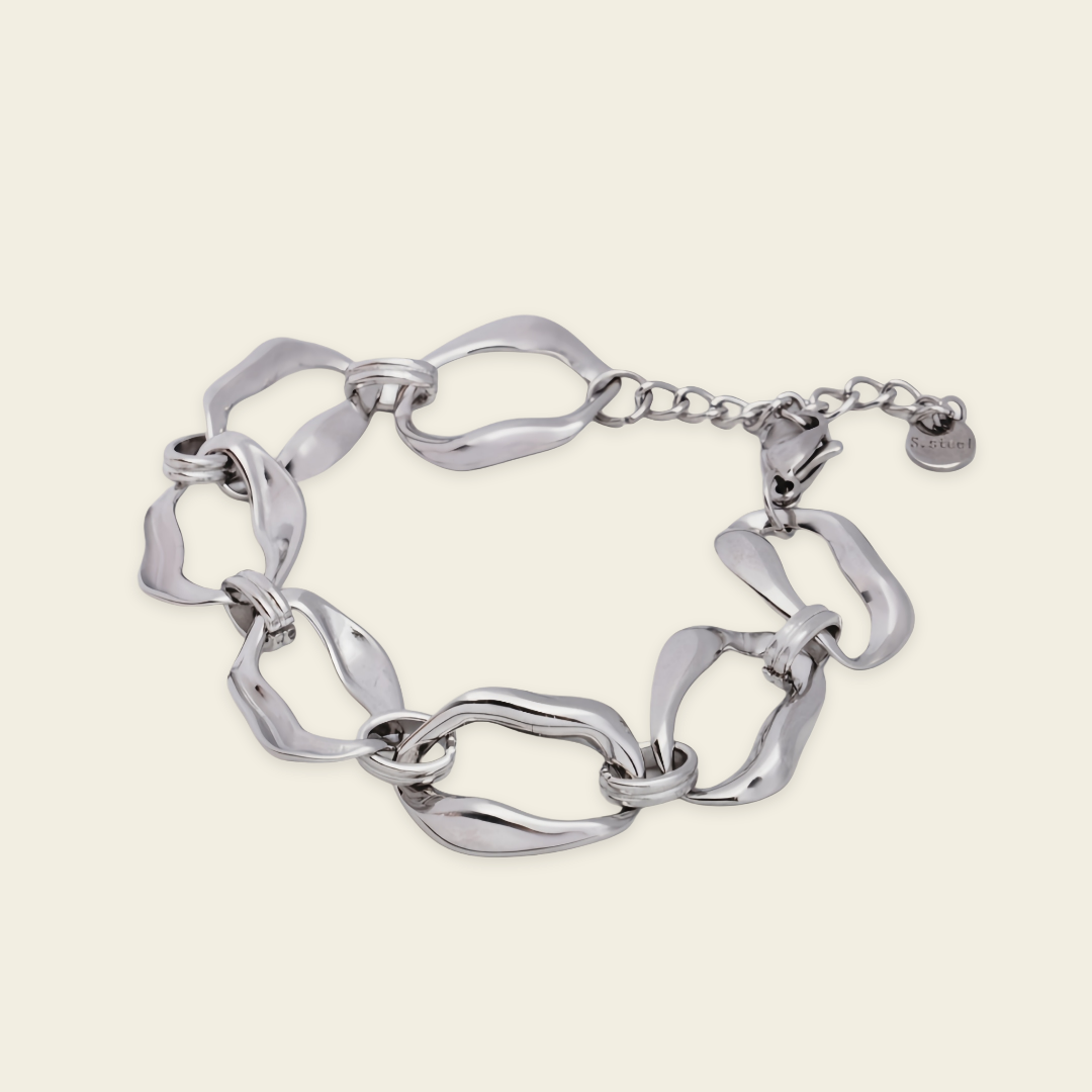 Contour Link Bracelet with sculpted open chain links in gold finish