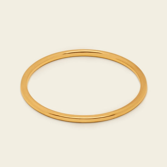Fine Curve Cuff with a fine smooth oval band in gold finish