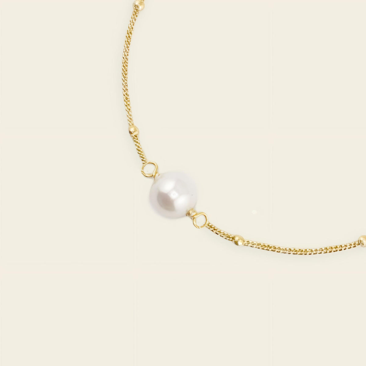 Pearl Line Bracelet with a fine chain with a central pearl detail in gold finish