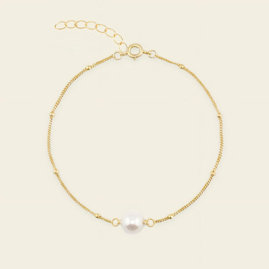 Pearl Line Bracelet with a fine chain with a central pearl detail in gold finish