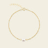 Pearl Line Bracelet with a fine chain with a central pearl detail in gold finish
