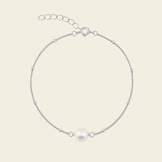Pearl Line Bracelet with a fine chain with a central pearl detail in silver finish