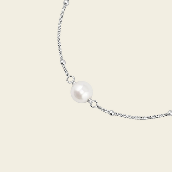 Pearl Line Bracelet with a fine chain with a central pearl detail in silver finish